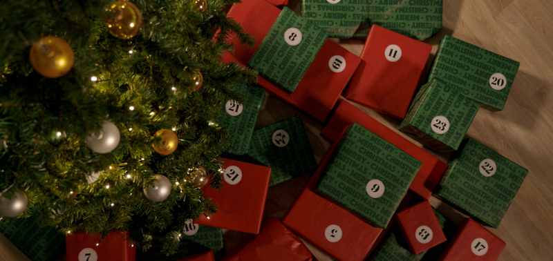 Numrerade julklappar vid en julgran – julklappslotteri